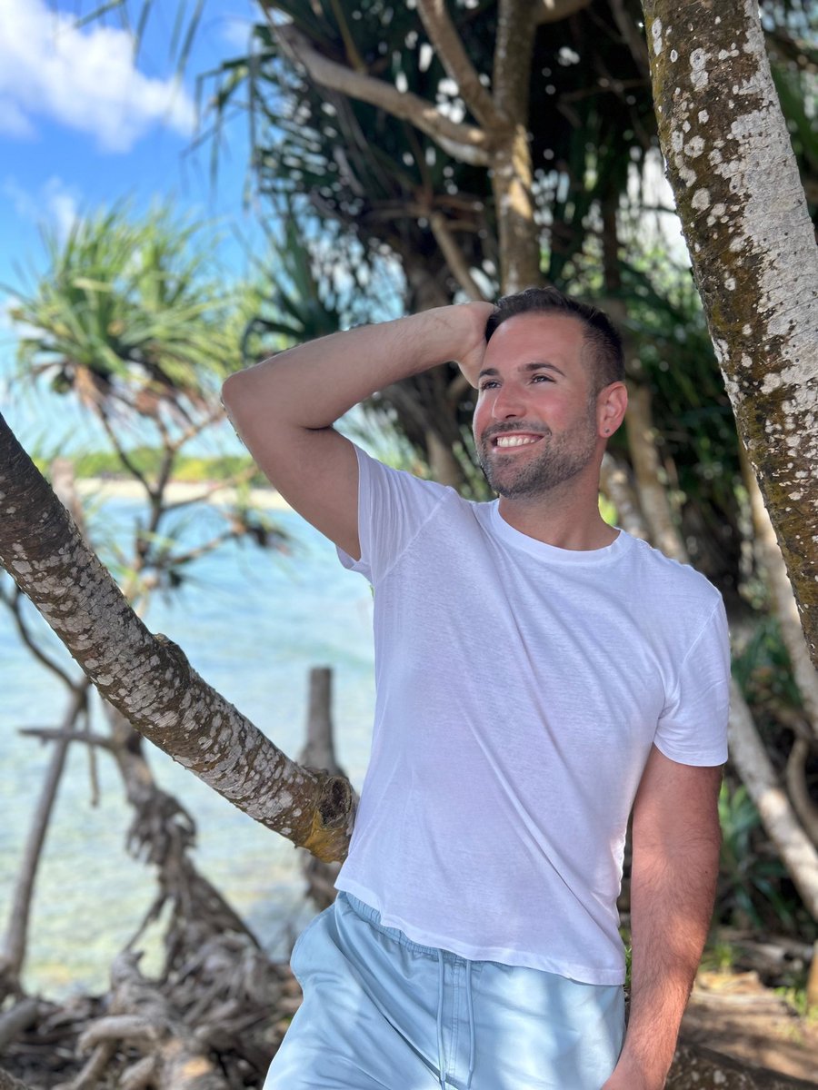 alejandroIBAZAR's tweet photo. 🏝️ISLA FELICIDAD🏝️ 

Este es el título de mi nueva canción, un nuevo single que verá la luz muy pronto... 

Y con este próximo lanzamiento retomamos el rumbo hacia la publicación de mi nuevo proyecto artístico🎶📖

¡Comienza la nueva aventura!

¿Me acompañas?
#IslaFelicidad https://t.co/UxWv9NGUrl