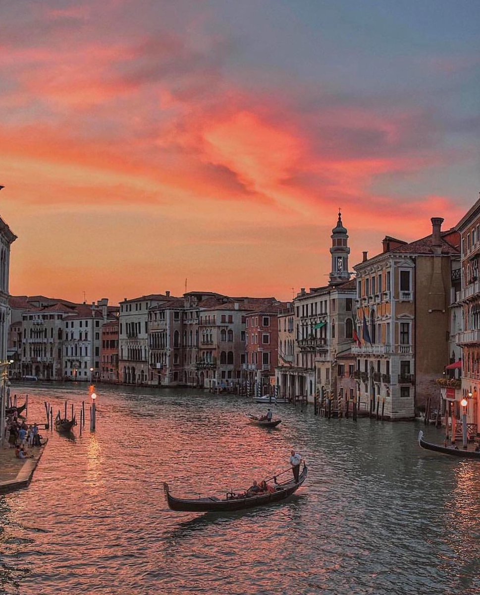 📷P217
📍Venice, Italy

Are you a sunset canal walker or do you prefer gondola rides?
#Italy #Travel #Earth
