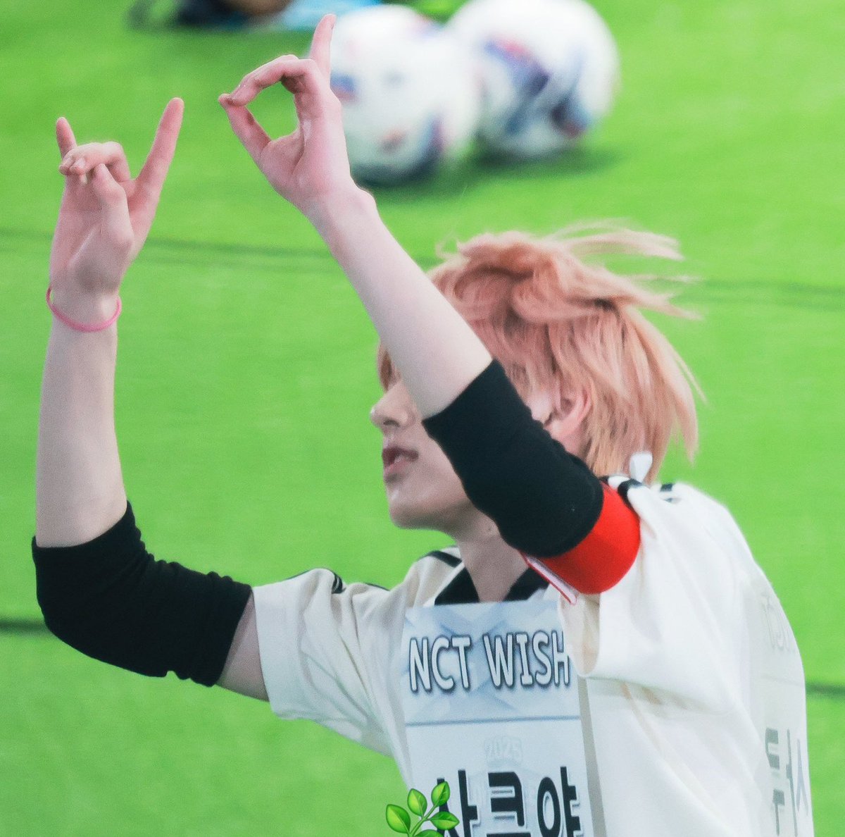 maedaringg's tweet photo. sakuya always wears a pink hairtie on his wrist! his little sister gave it to him. since he's far away and would miss a lot of her milestones, it's his way of reminding her that he always thinks of her no matter what. 

this is one of my favorite fact :(( 🩷 https://t.co/kppAcSngqc