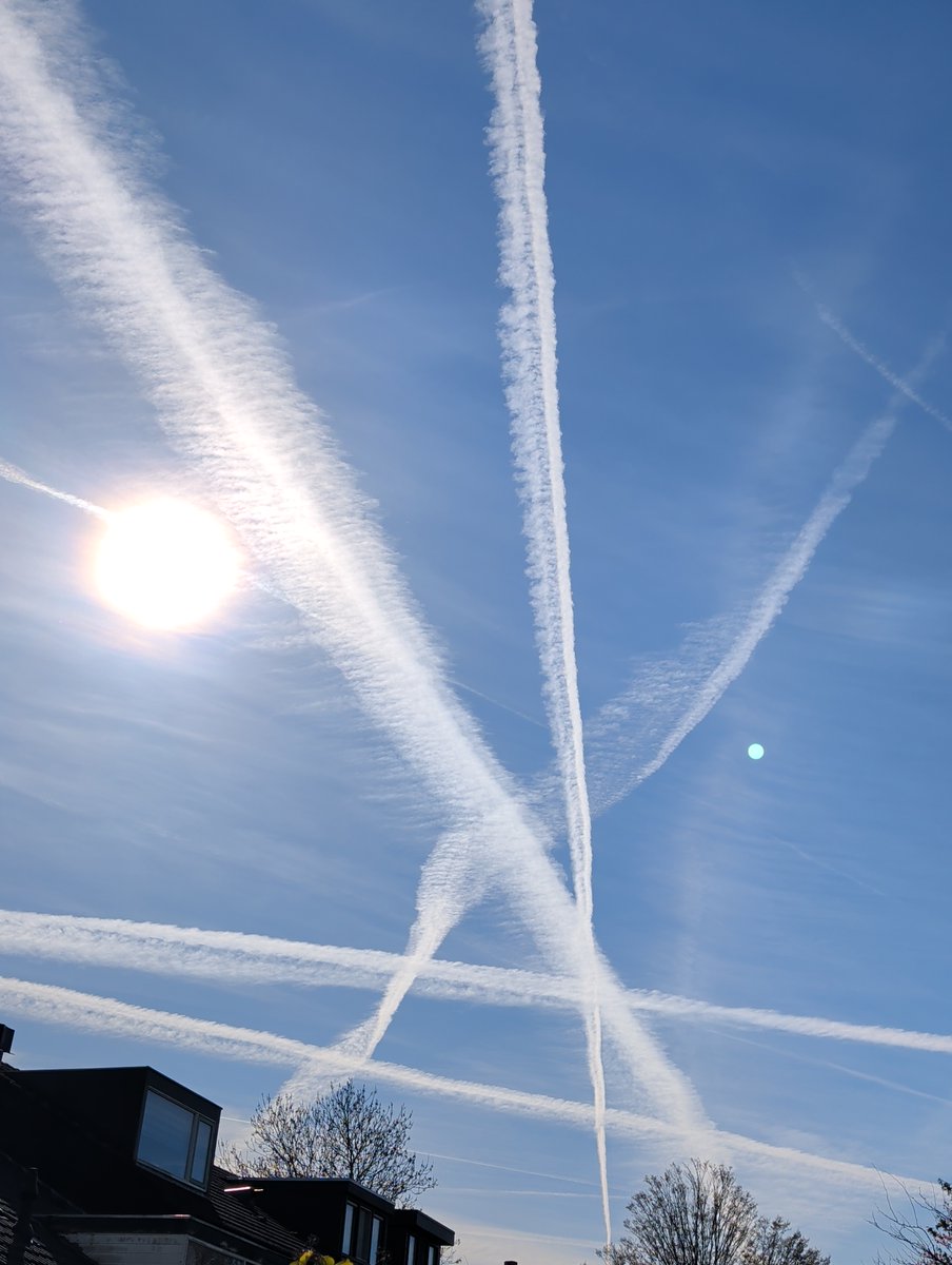 ChooChooEddy's tweet image. Helaas weer een lucht vol met CONdense staarten.