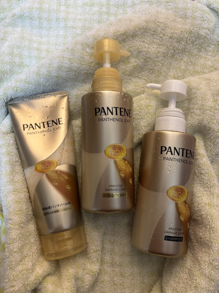 chochan51's tweet photo. #パンテーン
パンテーンからいただきました🫧
@PanteneJapan 
黄色い小さいカプセルが混ざっていて
トリートメントを手のひらで温めると
カプセルが溶けてクリーム色に変わる。
色が変わったら髪に塗る！
これがトリートメントを塗るベストな
タイミングだそうです！👀 https://t.co/2H7a640S45