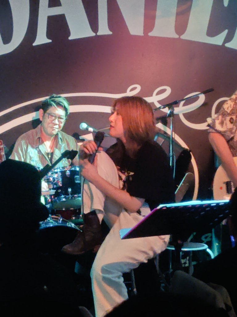shaft_09's tweet photo. 本日はJessy＆Buddiesライブで李惟さんのバースデーイベント🎂
素敵なバンドサウンドで李惟さんの好きな洋楽を歌いまくってくれました👏
弾き語りでは見れないカッコよさやセクシーさがマシマシ！
知っている曲は少なかったですが、あっという間の楽しい時間でした😊

李惟さん誕生日おめでとう🎉 https://t.co/r5IYjLZxay