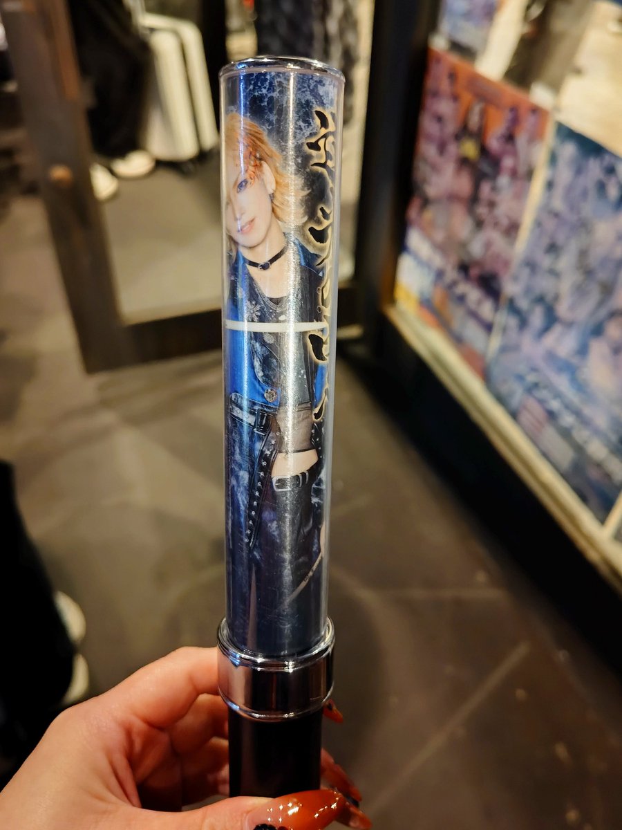 FpWBeMJ53876998's tweet photo. Royz 静岡ROXY

下手側2本目の柱の後ろ辺りで智也さんのスティックを拾いました。
スタッフさんに預けてあります。 https://t.co/Dkt2tF2tlx