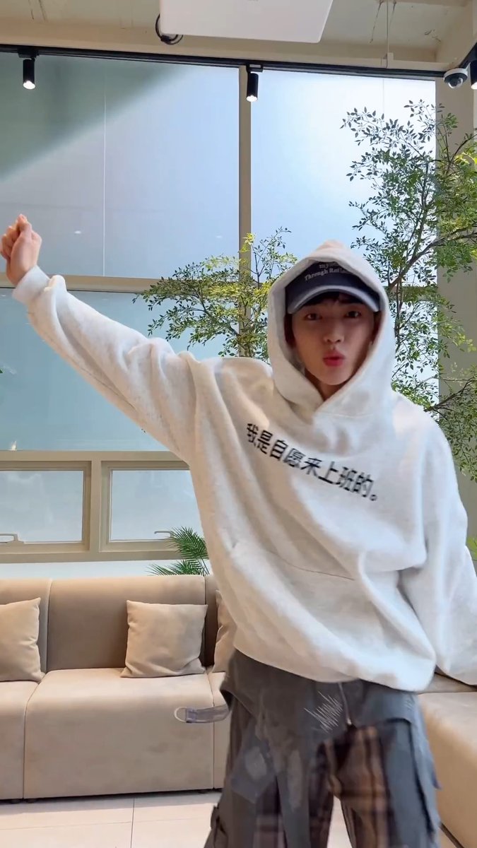 장하오 후드티 중국어 ㅋㅋㅋㅋㅋㅋㅋㅋㅋㅋ
我是自愿来上班的。
나는 자발적으로 출근한 거야.