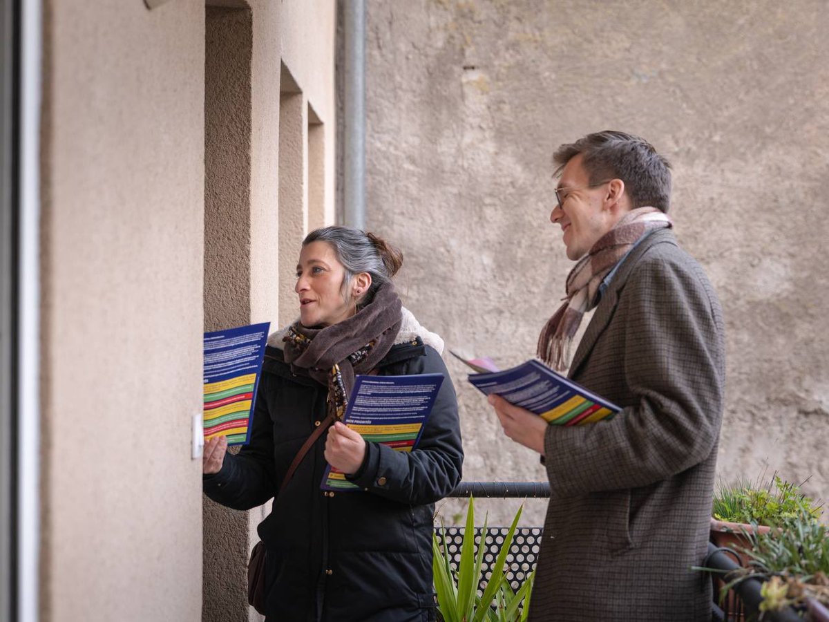 MetzEnCommun's tweet image. 🚪✨ Partout à Metz.

Écoles, tractage, porte-à-porte avec @CharlotteLeducV et Jérémy Roques : l’union de la gauche et des écologistes sur le terrain.

🏛️ La vraie force d’opposition face à Grosdidier.
On ne lâche rien. ✊🌱

#Metz #UnionDeLaGauche #Municipales2026