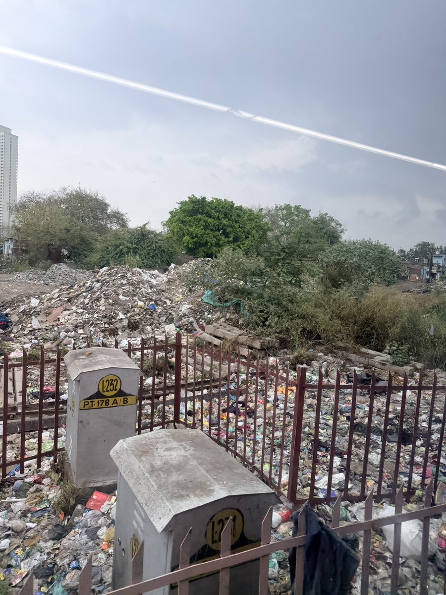 sartaajs's tweet photo. Travelling by @indianrailway__ is an experience only even in these times. Pathetic platforms at Delhi cantonment. Absolute hardship to passengers. Leaving #Delhi never ceases to enthral you with amazing views. @indianrailway__please clear the muck https://t.co/gKsPA9tLH0
