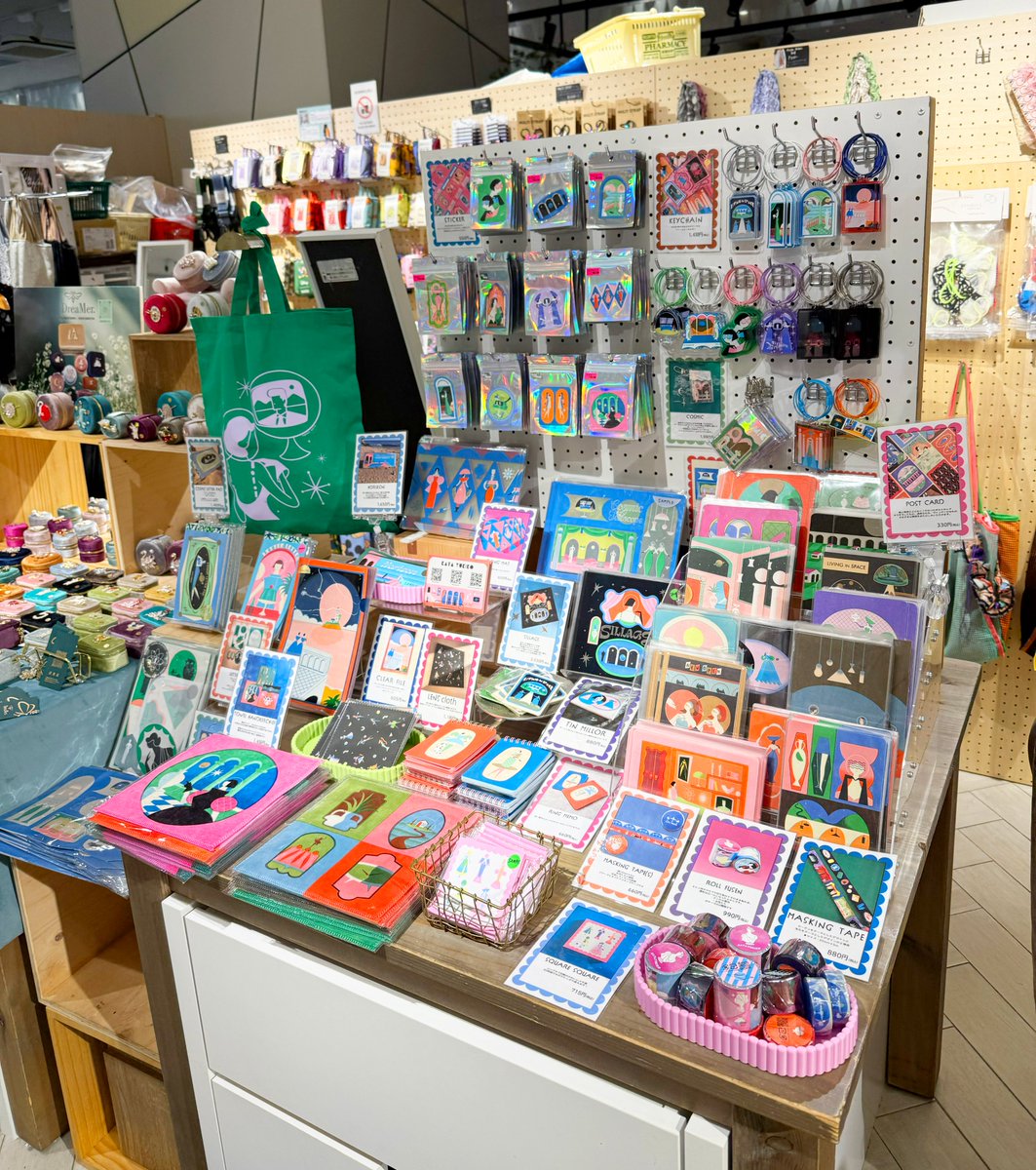 katyukik's tweet photo. 🌵カタユキコPOPUP 開催中🌵
■日時：3月19日(木)～4月22日(水)
■場所：渋谷スクランブルスクエア2階【+SPBS】
今回もとっても楽しくてかわいい空間に仕上げていただきました👀🪐
ぜひこの三連休にあそびにいらしてください♪ https://t.co/xARX3NjHAu