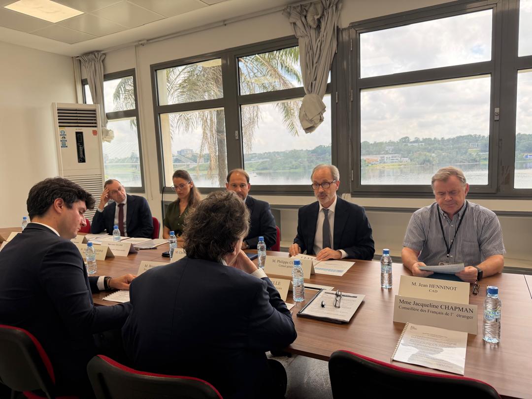 JL_Ruelle's tweet photo. Réunion consulaire à Abidjan 🇨🇮 - 19 mars 2026
Présentation du rapport d’activité 2025 devant nos conseillers des Français de l’étranger. Un temps d’échange précieux pour faire remonter les réalités du terrain, porter la voix de nos compatriotes et adapter nos actions. https://t.co/5KZpTerBWq