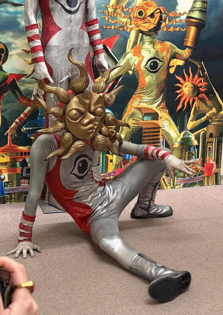 なんだか色気のある座り方をするタローマン