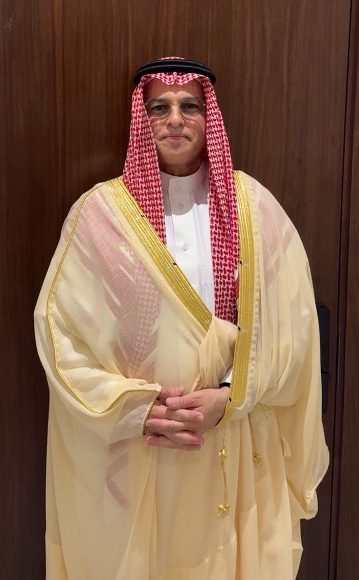 عيدكم فرح لا ينتهي 🌙
وقلوبكم بياض يشبه هذا اليوم ..
كل عام وأنتم بخير، ومن العايدين والفايزين 🤍