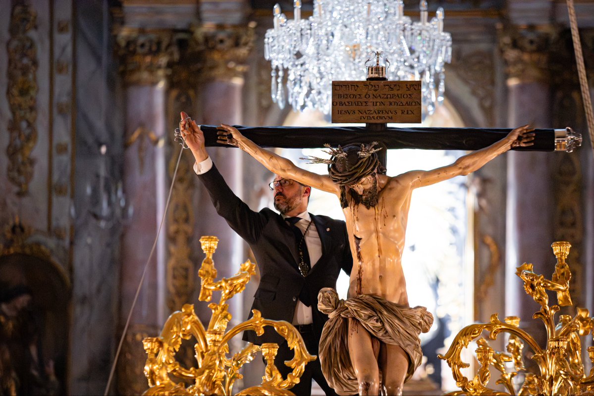🟤 𝐓𝐑𝐀𝐒𝐋𝐀𝐃𝐎 • Anoche tuvo lugar el solemne traslado del Santísimo Cristo de los Desamparados a su paso procesional en un acto marcado por el recogimiento y la devoción, llevado a cabo por los hermanos de la Agrupación.