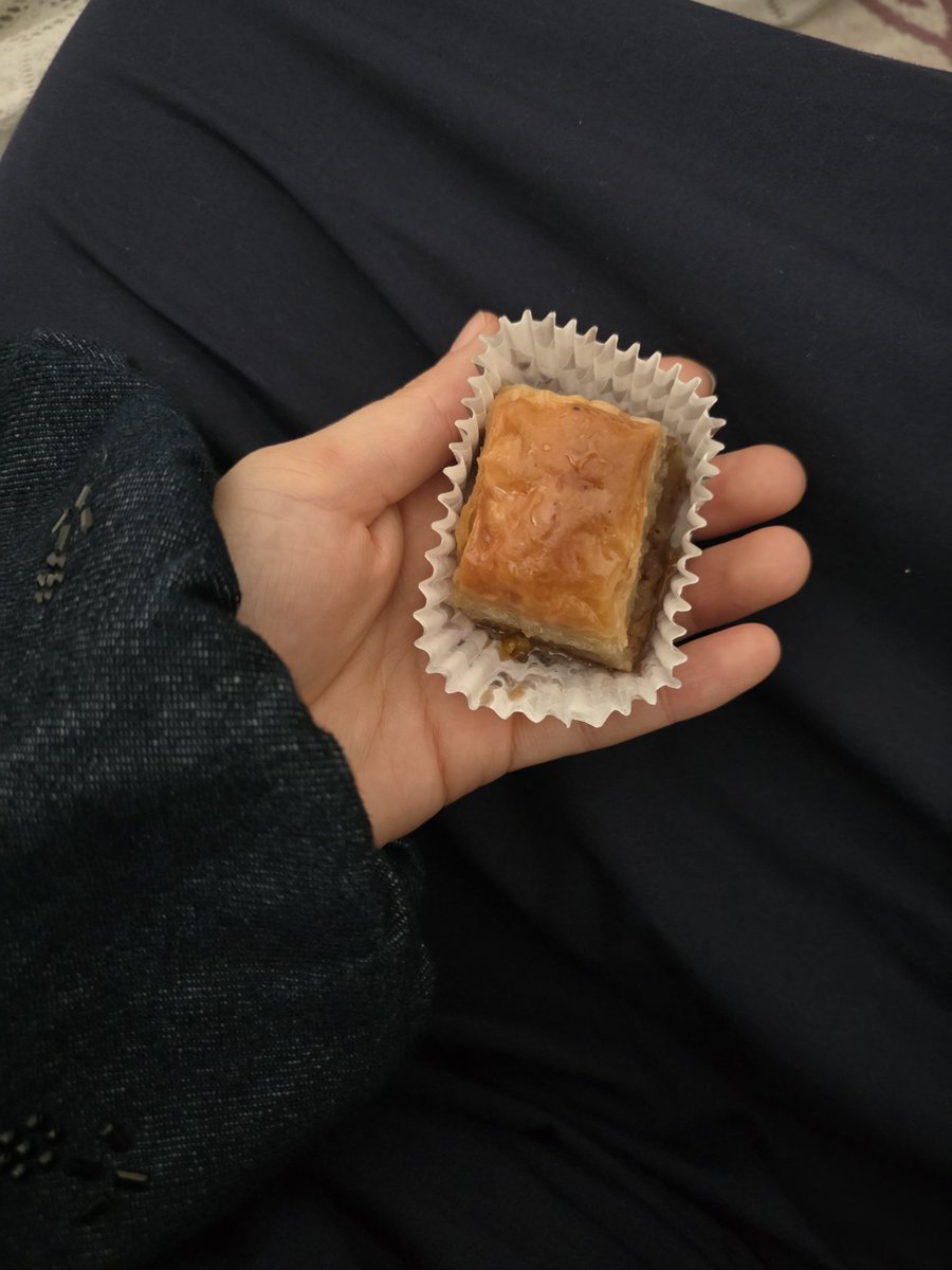 Şerbet sarmaya karışmasın diyeymiş, şerbet bulaşmış sarmasız bayram mı olur kardeşim!!! (Ayrıca tek kullanımlık her şeye karşıyım, doğaya zarar+israf)