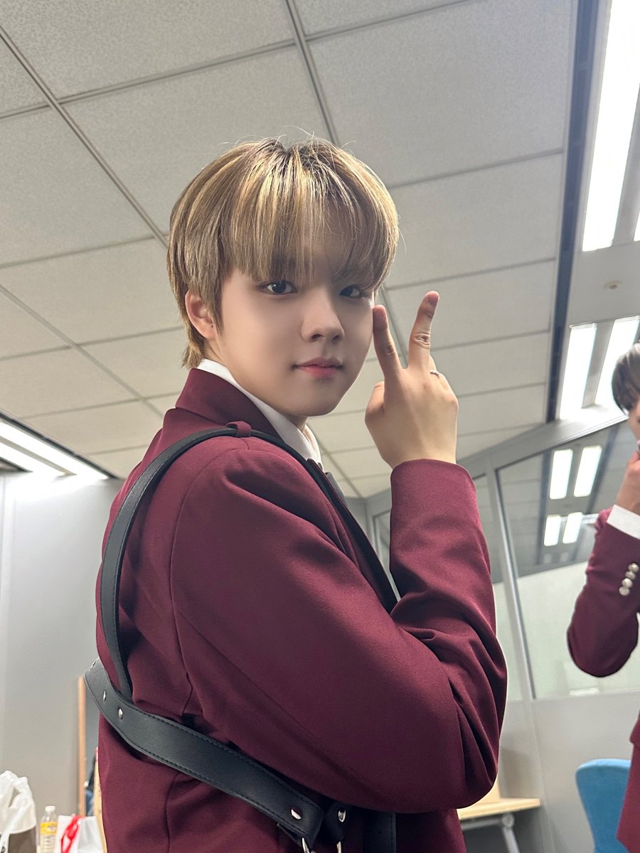 thewind_twt's tweet photo. [#김희수] 흥 많은 찬원아 생일 축하해🎁👏🥰 https://t.co/Hvf8q9LscO