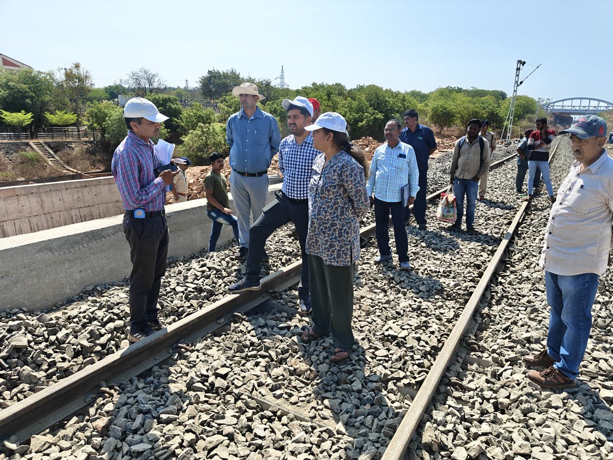 drmubl's tweet photo. Today, DRM Smt. Bela Meena conducted a window trailing inspection in the Gadag–Alamatti section and reviewed the progress of doubling work between Alamatti and Wandal. She later carried out a detailed inspection at Alamatti station, examining infrastructure, passenger amenities and safety measures and issued necessary instructions to the concerned officials. Senior officers were present on the occasion.ಇಂದು DRM ಶ್ರೀಮತಿ ಬೆಲಾ ಮೀನಾ ಅವರು ಗದಗ–ಆಲಮಟ್ಟಿ ವಿಭಾಗದಲ್ಲಿ ವಿಂಡೋ ಟ್ರೇಲಿಂಗ್ ತಪಾಸಣೆ ನಡೆಸಿದರು, ಆಲಮಟ್ಟಿ–ವಂಡಾಲ ನಡುವಿನ ಡಬ್ಲಿಂಗ್ ಕಾಮಗಾರಿಗಳ ಪ್ರಗತಿಯನ್ನು ಅವಲೋಕಿಸಿದರು. ಬಳಿಕ ಆಲಮಟ್ಟಿ ನಿಲ್ದಾಣದಲ್ಲಿ ಸವಿಸ್ತಾರ ಪರಿಶೀಲನೆ ನಡೆಸಿ, ಮೂಲಸೌಕರ್ಯ, ಪ್ರಯಾಣಿಕರ ಸೌಲಭ್ಯಗಳು ಹಾಗೂ ಸುರಕ್ಷತಾ ಕ್ರಮಗಳನ್ನು ಪರಿಶೀಲಿಸಿ, ಸಂಬಂಧಿತ ಅಧಿಕಾರಿಗಳಿಗೆ ಅಗತ್ಯ ಸೂಚನೆಗಳನ್ನು ನೀಡಿದರು. ಈ ಸಂದರ್ಭದಲ್ಲಿ ಹಿರಿಯ ಅಧಿಕಾರಿಗಳು ಉಪಸ್ಥಿತರಿದ್ದರು.