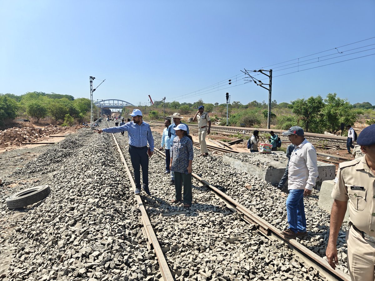 drmubl's tweet photo. Today, DRM Smt. Bela Meena conducted a window trailing inspection in the Gadag–Alamatti section and reviewed the progress of doubling work between Alamatti and Wandal. She later carried out a detailed inspection at Alamatti station, examining infrastructure, passenger amenities and safety measures and issued necessary instructions to the concerned officials. Senior officers were present on the occasion.ಇಂದು DRM ಶ್ರೀಮತಿ ಬೆಲಾ ಮೀನಾ ಅವರು ಗದಗ–ಆಲಮಟ್ಟಿ ವಿಭಾಗದಲ್ಲಿ ವಿಂಡೋ ಟ್ರೇಲಿಂಗ್ ತಪಾಸಣೆ ನಡೆಸಿದರು, ಆಲಮಟ್ಟಿ–ವಂಡಾಲ ನಡುವಿನ ಡಬ್ಲಿಂಗ್ ಕಾಮಗಾರಿಗಳ ಪ್ರಗತಿಯನ್ನು ಅವಲೋಕಿಸಿದರು. ಬಳಿಕ ಆಲಮಟ್ಟಿ ನಿಲ್ದಾಣದಲ್ಲಿ ಸವಿಸ್ತಾರ ಪರಿಶೀಲನೆ ನಡೆಸಿ, ಮೂಲಸೌಕರ್ಯ, ಪ್ರಯಾಣಿಕರ ಸೌಲಭ್ಯಗಳು ಹಾಗೂ ಸುರಕ್ಷತಾ ಕ್ರಮಗಳನ್ನು ಪರಿಶೀಲಿಸಿ, ಸಂಬಂಧಿತ ಅಧಿಕಾರಿಗಳಿಗೆ ಅಗತ್ಯ ಸೂಚನೆಗಳನ್ನು ನೀಡಿದರು. ಈ ಸಂದರ್ಭದಲ್ಲಿ ಹಿರಿಯ ಅಧಿಕಾರಿಗಳು ಉಪಸ್ಥಿತರಿದ್ದರು.