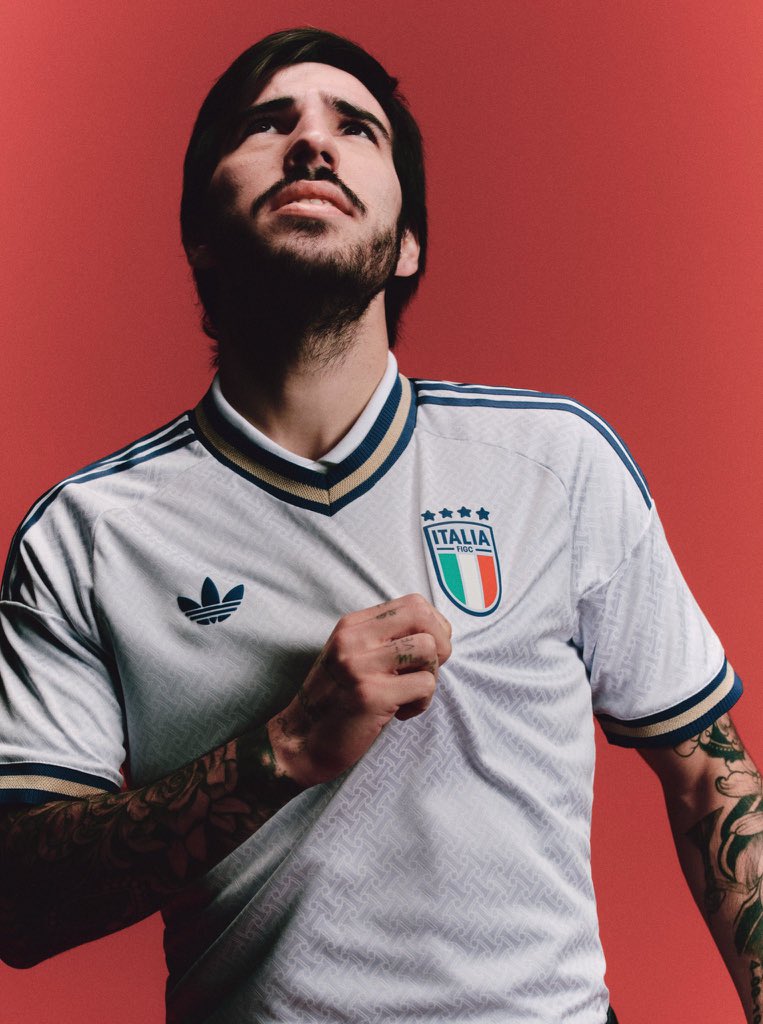 DKSportszm's tweet photo. Trefoil 🤝 

The Azzurri away kit is officially here https://t.co/j7FWlOaVES