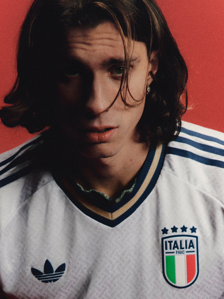DKSportszm's tweet photo. Trefoil 🤝 

The Azzurri away kit is officially here https://t.co/j7FWlOaVES