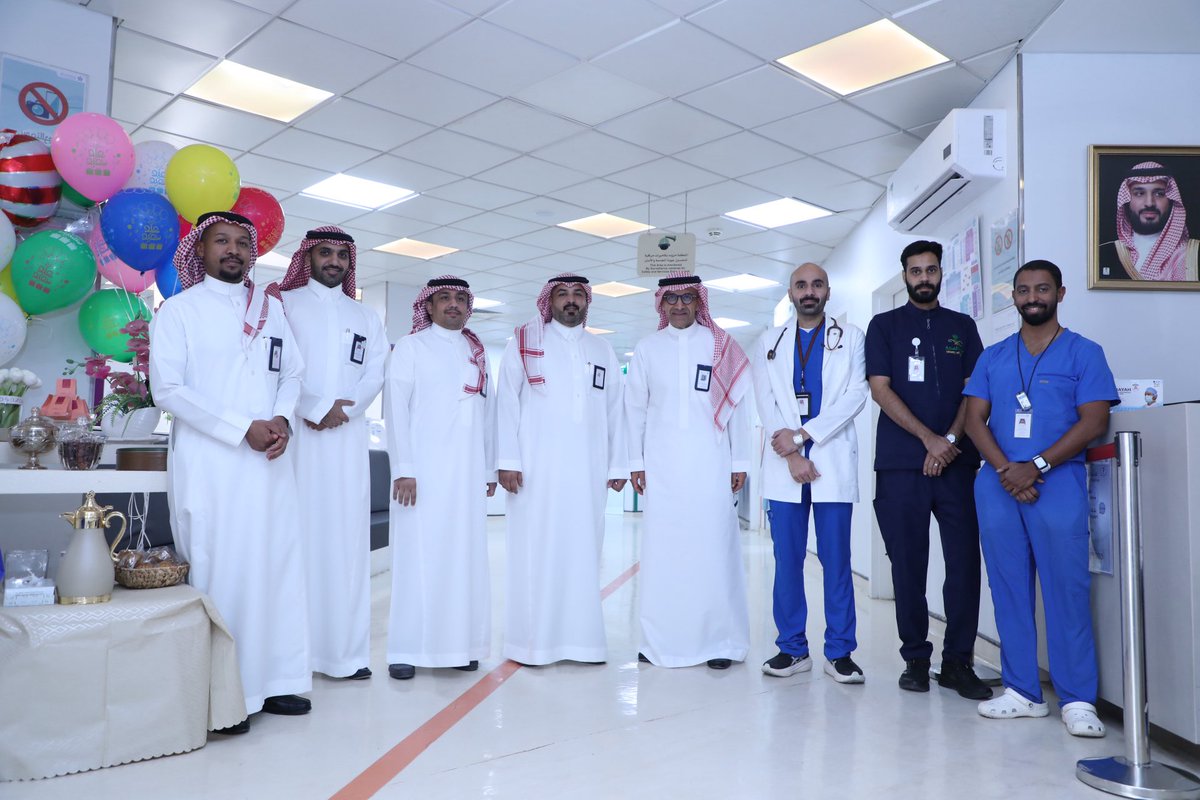 Cluster2_Riyadh's tweet photo. الرئيس التنفيذي لـ #تجمع_الرياض_الصحي_الثاني د. فهد الغفيلي يعايد مناوبي مراكز الرعاية الصحية الأولية في إجازة #عيد_الفطر_المبارك https://t.co/BOJulW0X7g