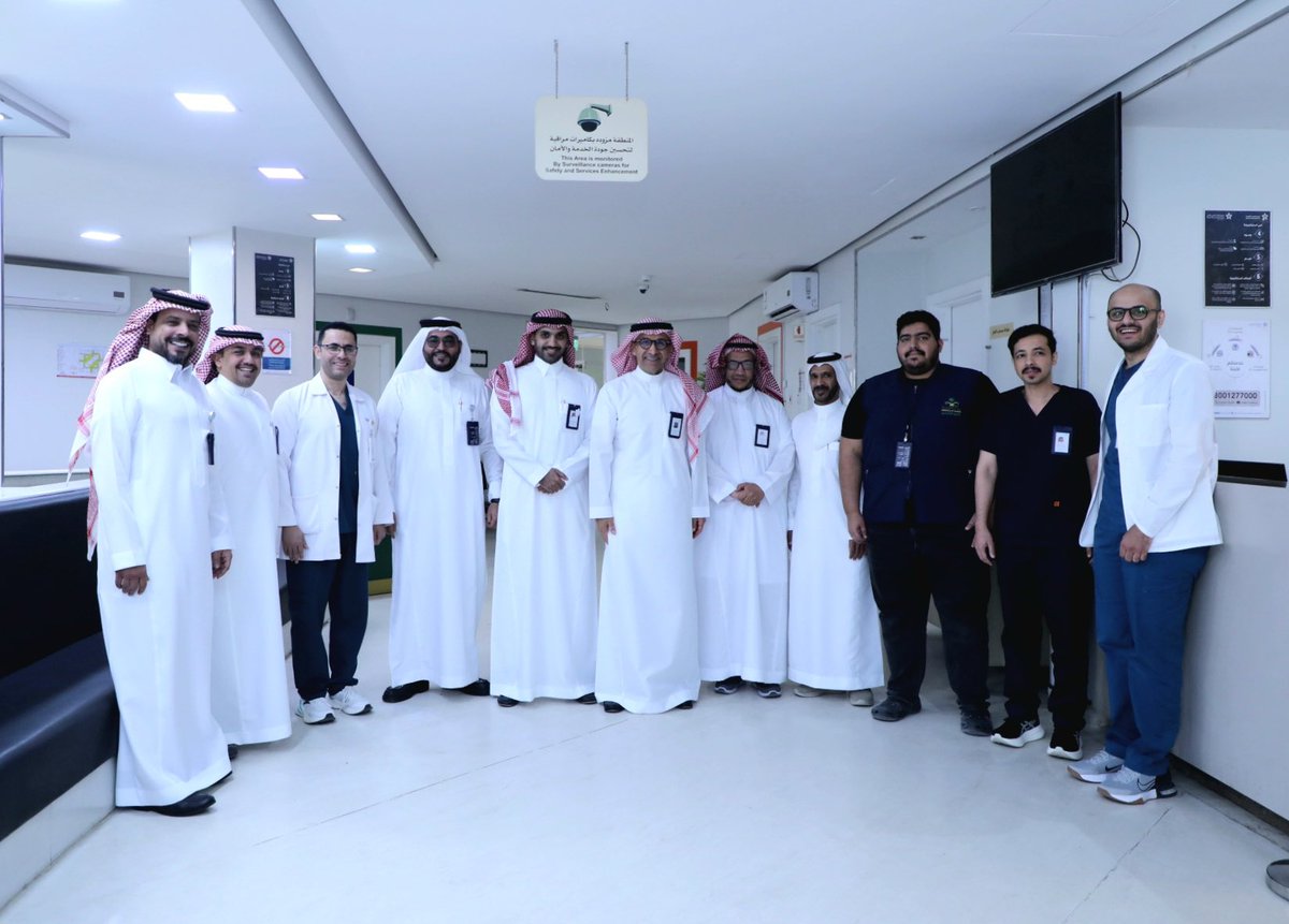 Cluster2_Riyadh's tweet photo. الرئيس التنفيذي لـ #تجمع_الرياض_الصحي_الثاني د. فهد الغفيلي يعايد مناوبي مراكز الرعاية الصحية الأولية في إجازة #عيد_الفطر_المبارك https://t.co/BOJulW0X7g