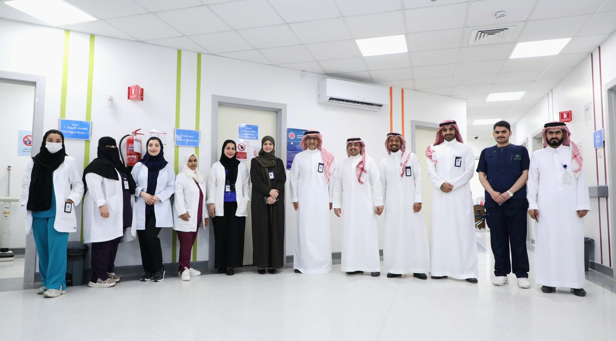 Cluster2_Riyadh's tweet photo. الرئيس التنفيذي لـ #تجمع_الرياض_الصحي_الثاني د. فهد الغفيلي يعايد مناوبي مراكز الرعاية الصحية الأولية في إجازة #عيد_الفطر_المبارك https://t.co/BOJulW0X7g