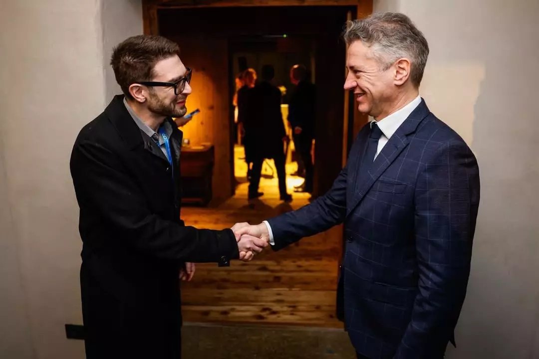 Golob obtožuje druge izdaje, sam se pajdaši z Alexandrom Sorosem, ki iz tujine financira leve nevladnike demokracija.si/fokus/golob-ob… via <a href="/Demokracija1/">Tednik Demokracija</a>