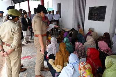 bandapolice's tweet photo. #मिशन_शक्ति अभियान के तहत मा0 जिला जज बांदा, #DMBanda व पुलिस अधीक्षक बांदा द्वारा मण्डल कारागार बांदा में निरुद्ध महिला बंदियों से “शक्ति संवाद” कर शासन द्वारा उनकी सुरक्षा एवं सशक्तीकरण हेतु चलाई जा रही योजनाओं एवं कार्यक्रमों के बारे में दी गई जानकारी ।
#MissionShaktiUPP https://t.co/cA49svxeeN