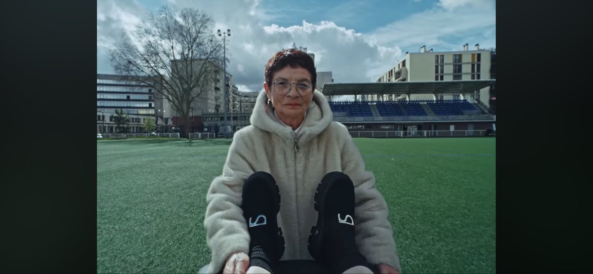 AnnaCroire's tweet photo. Les apparitions d’Edith dans le clip de bonjour docteur je peux mourir 🚑 elle nous avais manquer https://t.co/y7W3XyYXDz