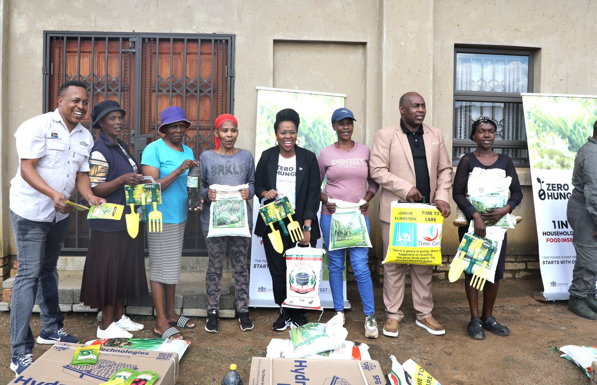 OfficialGDARD's tweet image. Empowering Etwatwa! 🇿🇦📷 This morning, MEC V. Ramokgopa were on the ground for the #ZeroHunger Campaign.

@VuyiswaRamokgop

Handover of essential food parcels and smart boxes—we’re moving toward self-sufficient urban farming. 📷📷  #GDARD