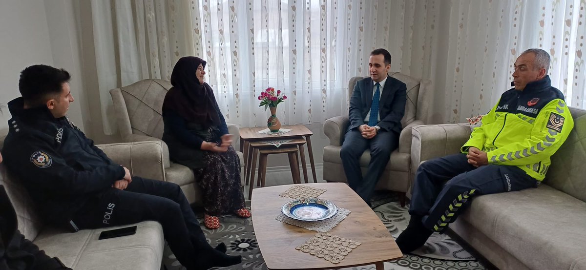 TC_Huyuk's tweet photo. Kaymakamımız Ebrar Evsen, İlçe Emniyet Amiri Müslüm Ertürküner, İlçe Jandarma Komutan Vekili Murat Köksal ve İlçe SYDV Müdürü Davut Emre İmdat ile birlikte şehit yakınları ve gazileri ziyaret ederek bayramlarını kutladı. https://t.co/loF2D8tC92