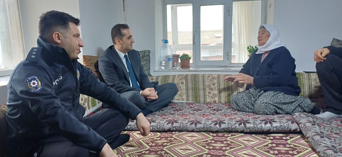 TC_Huyuk's tweet photo. Kaymakamımız Ebrar Evsen, İlçe Emniyet Amiri Müslüm Ertürküner, İlçe Jandarma Komutan Vekili Murat Köksal ve İlçe SYDV Müdürü Davut Emre İmdat ile birlikte şehit yakınları ve gazileri ziyaret ederek bayramlarını kutladı. https://t.co/loF2D8tC92