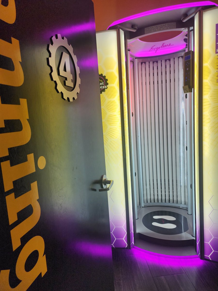 raysenior598's tweet image. Hit a quick workout before a meeting. Little bit of work on my lats and some cardio, then a little bit of UV to keep up the tan from vacation. 
#livehealthy #gymmotivation #gym #weightloss #unfat #RockTheMingo #PlanetFitness