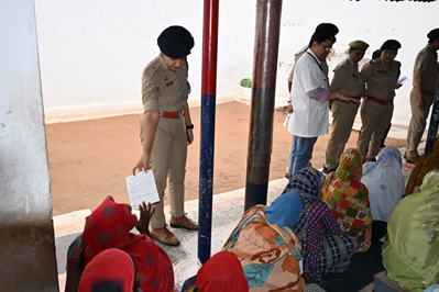 bandapolice's tweet photo. #मिशन_शक्ति अभियान के तहत मा0 जिला जज बांदा, #DMBanda व पुलिस अधीक्षक बांदा द्वारा मण्डल कारागार बांदा में निरुद्ध महिला बंदियों से “शक्ति संवाद” कर शासन द्वारा उनकी सुरक्षा एवं सशक्तीकरण हेतु चलाई जा रही योजनाओं एवं कार्यक्रमों के बारे में दी गई जानकारी ।
#MissionShaktiUPP https://t.co/cA49svxeeN