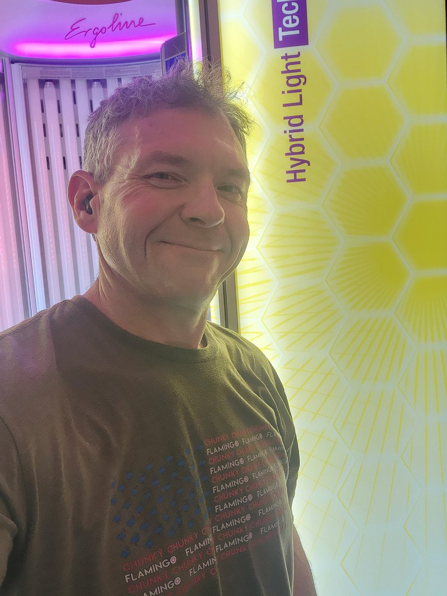 raysenior598's tweet image. Hit a quick workout before a meeting. Little bit of work on my lats and some cardio, then a little bit of UV to keep up the tan from vacation. 
#livehealthy #gymmotivation #gym #weightloss #unfat #RockTheMingo #PlanetFitness