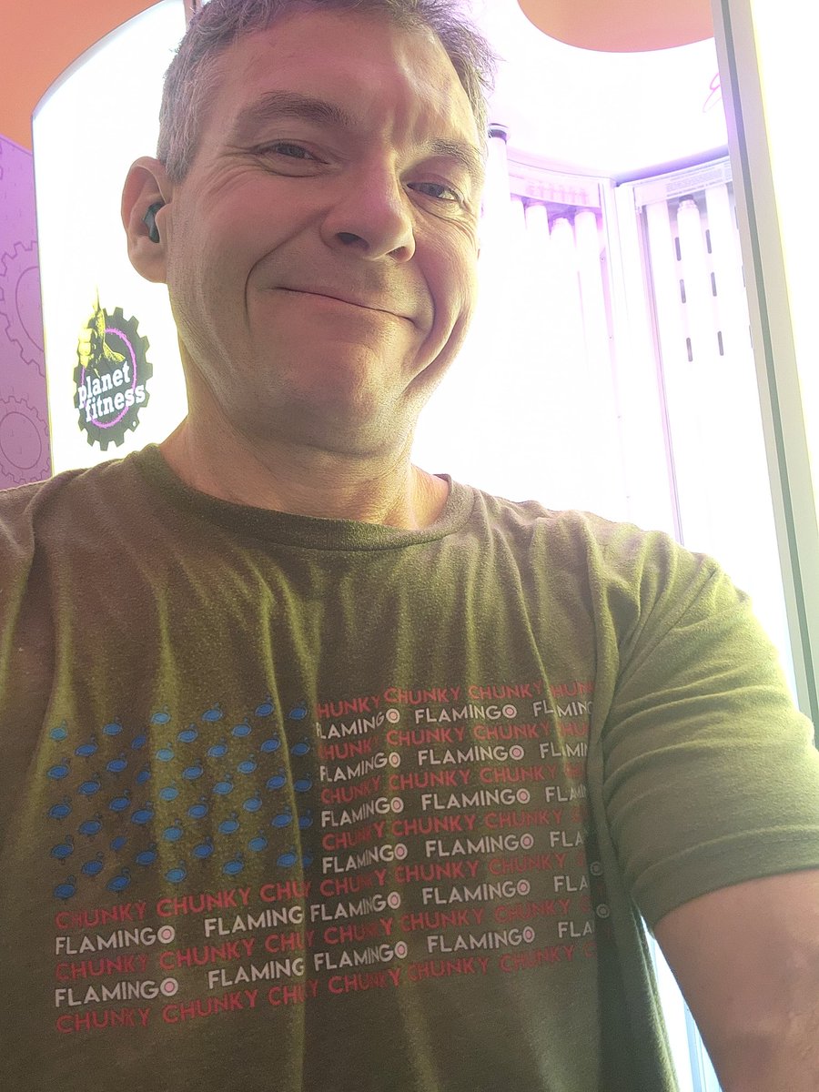 raysenior598's tweet image. Hit a quick workout before a meeting. Little bit of work on my lats and some cardio, then a little bit of UV to keep up the tan from vacation. 
#livehealthy #gymmotivation #gym #weightloss #unfat #RockTheMingo #PlanetFitness