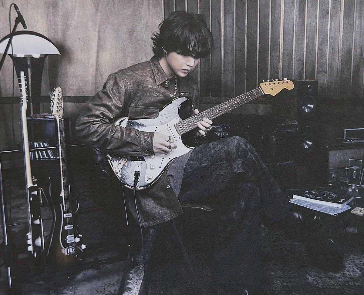 บทสัมภาษณ์ จาก Bloomberg

Q: “คุณคิดยังไงกับเครื่องมือ AI?”
#SUGA: “มันก็เหมือนกับยุคปฏิวัติอุตสาหกรรมที่มีการเปลี่ยนผ่านครั้งใหญ่จากม้าไปเป็นรถยนต์และรถไฟ ผมไม่ได้รู้สึกในแง่ลบกับการเปลี่ยนแปลงนี้นะครับ หลายคนก็นำมันไปใช้ในทางที่ถูกต้องแต่พวกเราไม่ได้ใช้มัน