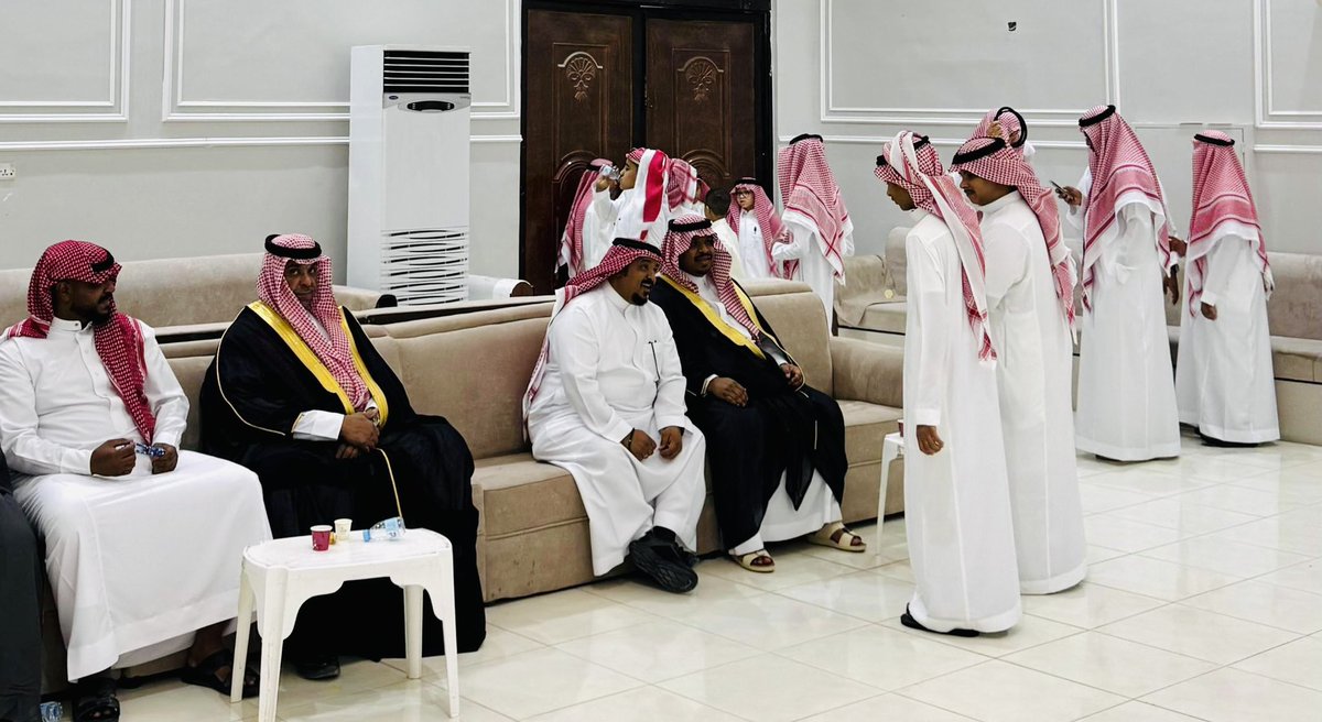 mjlsalfarhan's tweet photo. #أسرة_الفرحان في #المنطقة_الشرقية و #الأحساء تلتقي للمعايدة السنوية، وذلك يوم #عيد_الفطر المبارك لهذا العام ١٤٤٧هـ..
تعزيزاً لأهمية الترابط والتواصل بأبناء العم.. وتأكيداً على قيمة البر والصلة.. والفرحة والبهجة.. 

فالله يكرم من يواصل أهله
                ورضا الإله له يكون ثواب https://t.co/9eEXdI4Xwr