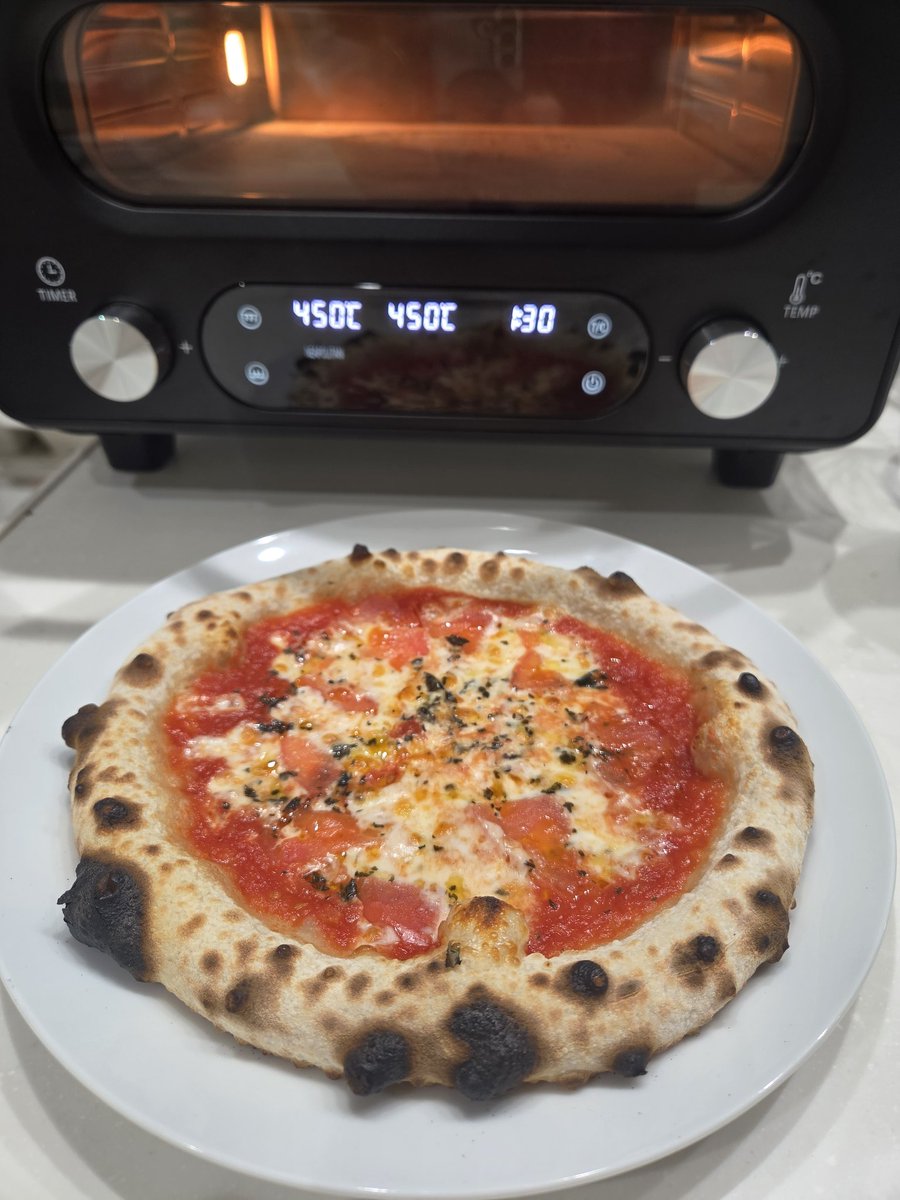 itochiiiin's tweet photo. 番外編、
ビザを焼く。
仕込んでから4日目の生地をENROさんの電気ピザ釜で！
耳がうまいオリーブオイルとよく合う！ビールのが合う！ https://t.co/md2B4OL2pG