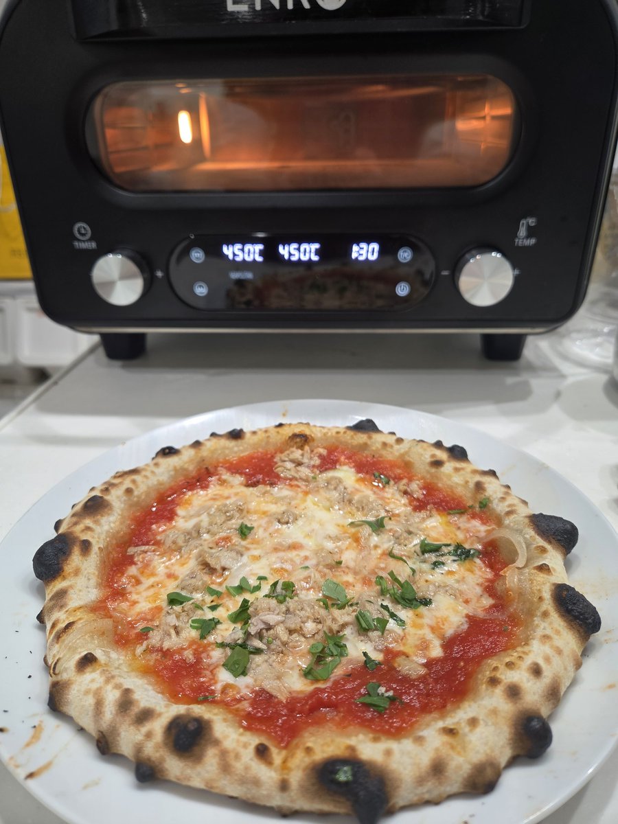 itochiiiin's tweet photo. 番外編、
ビザを焼く。
仕込んでから4日目の生地をENROさんの電気ピザ釜で！
耳がうまいオリーブオイルとよく合う！ビールのが合う！ https://t.co/md2B4OL2pG