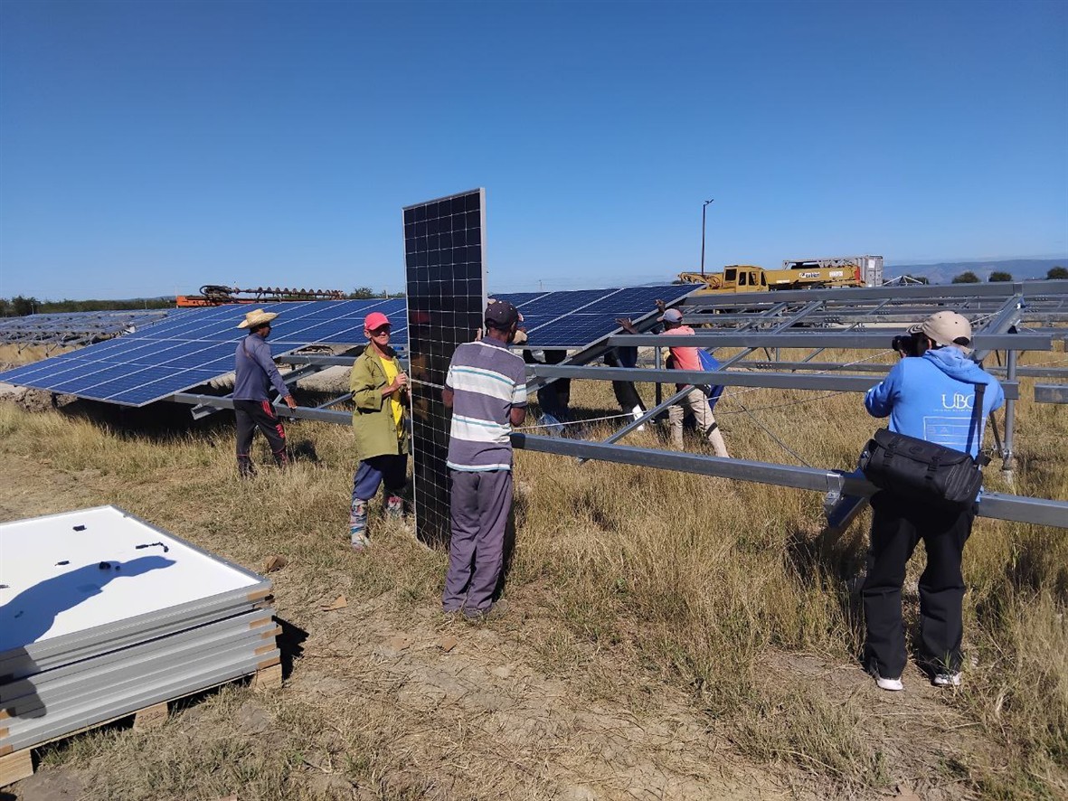 Ya en la recta final los eléctricos guantanameros trabajando con el compromiso  de terminar el PSFV El Algarrobo.#LoquenosUNEcompromiso.