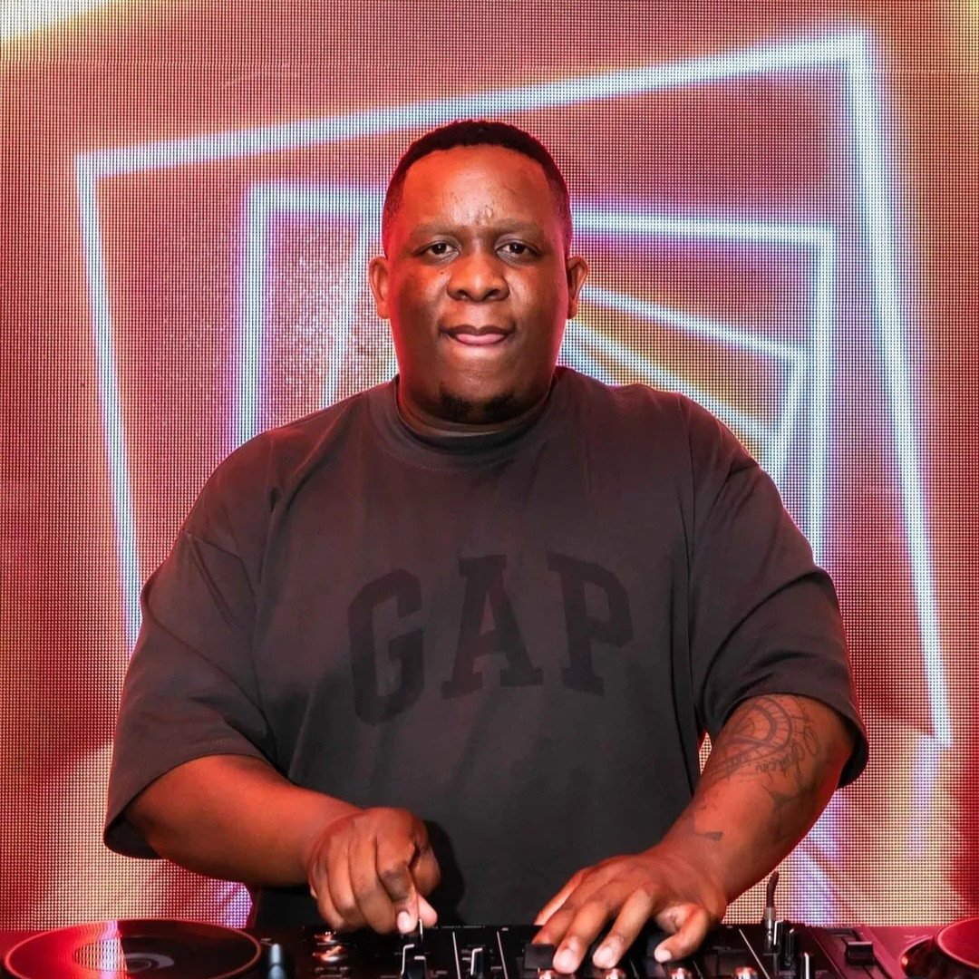 CapricornFM's tweet photo. NEXT | @qscotch_ is in the building, giving you nothing but a HOT #PluggedInMix.

Listen to the #CapricornPlug through here; https://t.co/11wJKBmH7Q. https://t.co/I1iBopcbOf