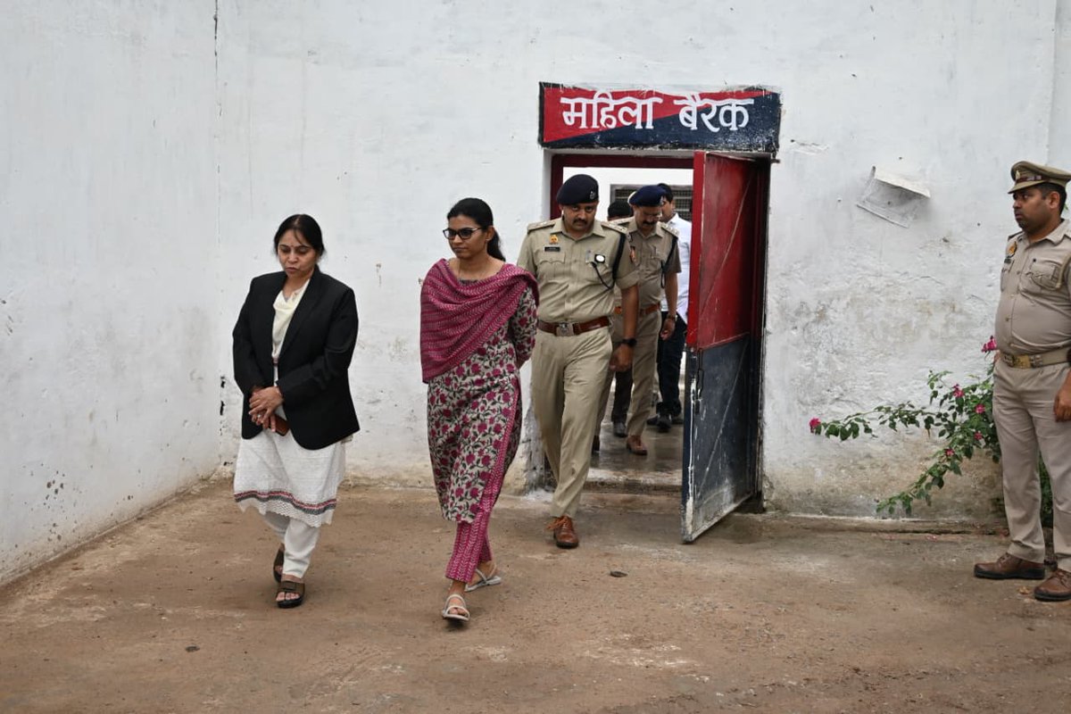 bandapolice's tweet photo. #मिशन_शक्ति अभियान के तहत मा0 जिला जज बांदा, #DMBanda व पुलिस अधीक्षक बांदा द्वारा मण्डल कारागार बांदा में निरुद्ध महिला बंदियों से “शक्ति संवाद” कर शासन द्वारा उनकी सुरक्षा एवं सशक्तीकरण हेतु चलाई जा रही योजनाओं एवं कार्यक्रमों के बारे में दी गई जानकारी ।
#MissionShaktiUPP https://t.co/cA49svxeeN