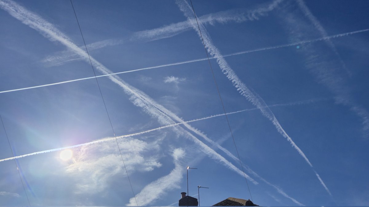 Niceandsmooth2's tweet photo. @chatswithem Google forecast for yesterday was sunny until 1pm then cloud all afternoon. The only cloud we got over Lancashire came out of  a plane. Nothing natural until it was a white out. Same again today. https://t.co/XAJCCNM370