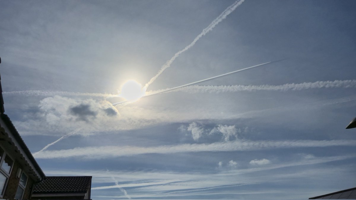 Niceandsmooth2's tweet photo. @chatswithem Google forecast for yesterday was sunny until 1pm then cloud all afternoon. The only cloud we got over Lancashire came out of  a plane. Nothing natural until it was a white out. Same again today. https://t.co/XAJCCNM370