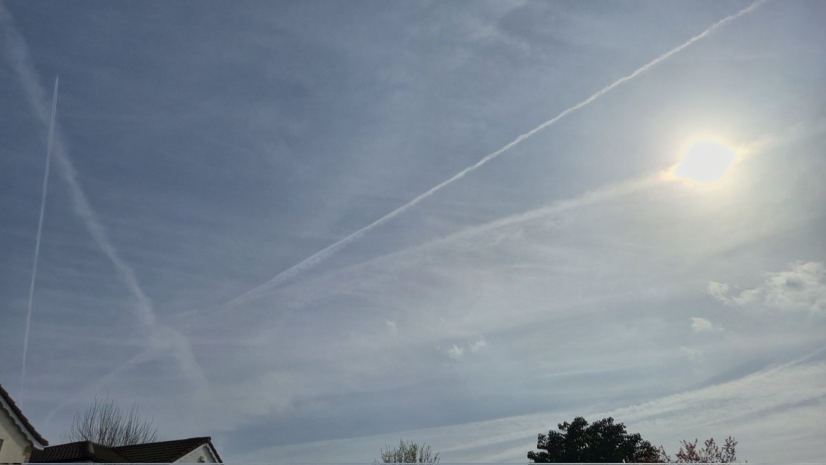 Niceandsmooth2's tweet photo. @chatswithem Google forecast for yesterday was sunny until 1pm then cloud all afternoon. The only cloud we got over Lancashire came out of  a plane. Nothing natural until it was a white out. Same again today. https://t.co/XAJCCNM370