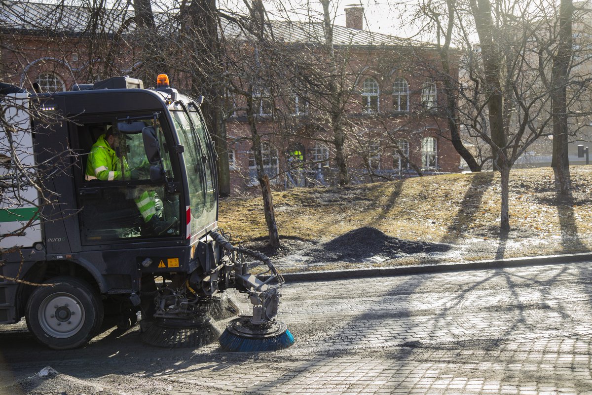 🧹Sepelin keruu vauhdissa! Ensin vilkkaimmat väylät, sitten pienemmät kadut. 🚗 Muista siirtokehotukset. Aiheesta lisää: tampereeninfra.fi #TampereenInfra #kunnossapito #liikenne #pyöräily #kaupunkiympäristö #turvallisuus #Tampere