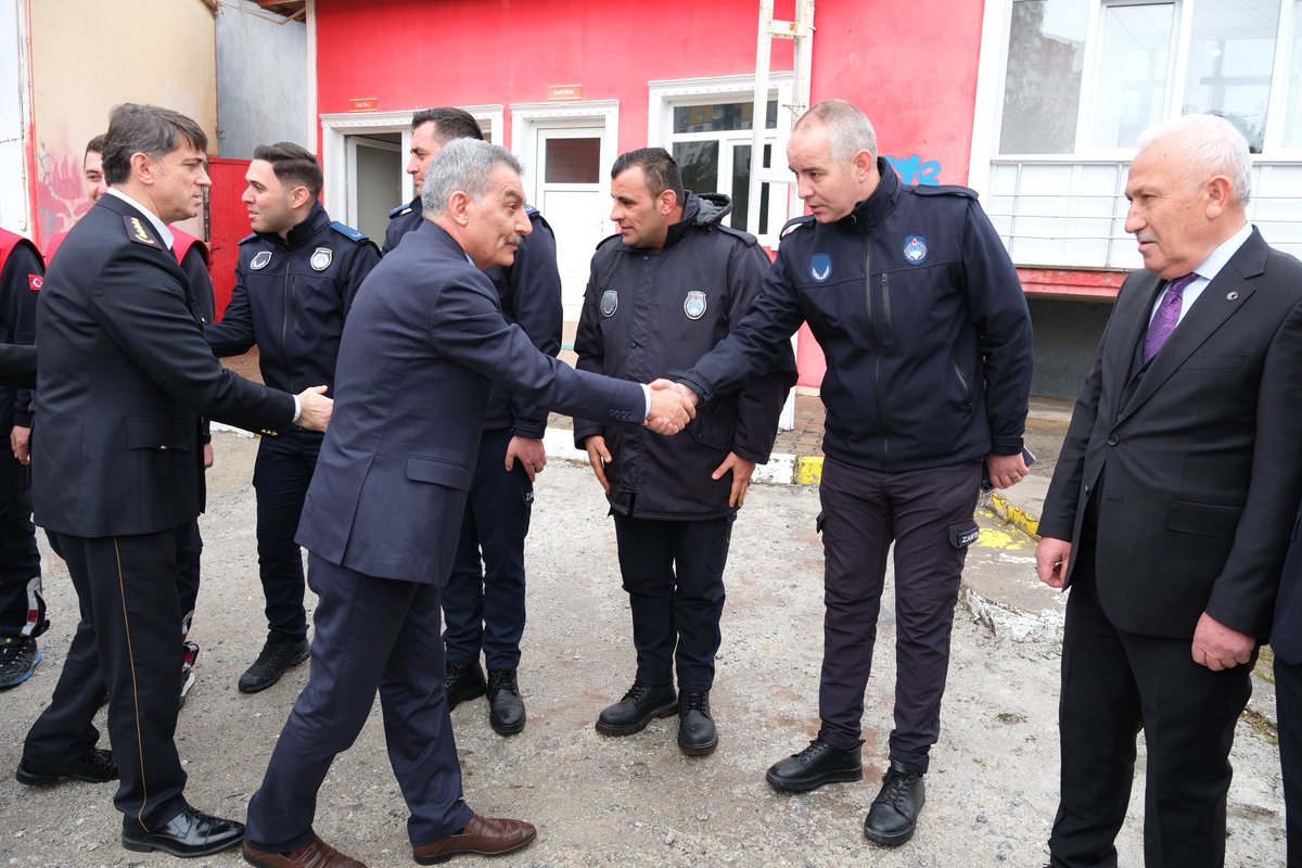 YozgatValiligi's tweet photo. Valimiz Mehmet Ali Özkan, Ramazan Bayramı'nda mesai başında olan Yozgat Belediyesi İtfaiye Müdürlüğü personelini ziyaret ederek bayramlarını kutladı.

Valimiz Özkan, itfaiye ekiplerimize çalışmalarında kolaylıklar diledi. https://t.co/IiGKyl57Jw