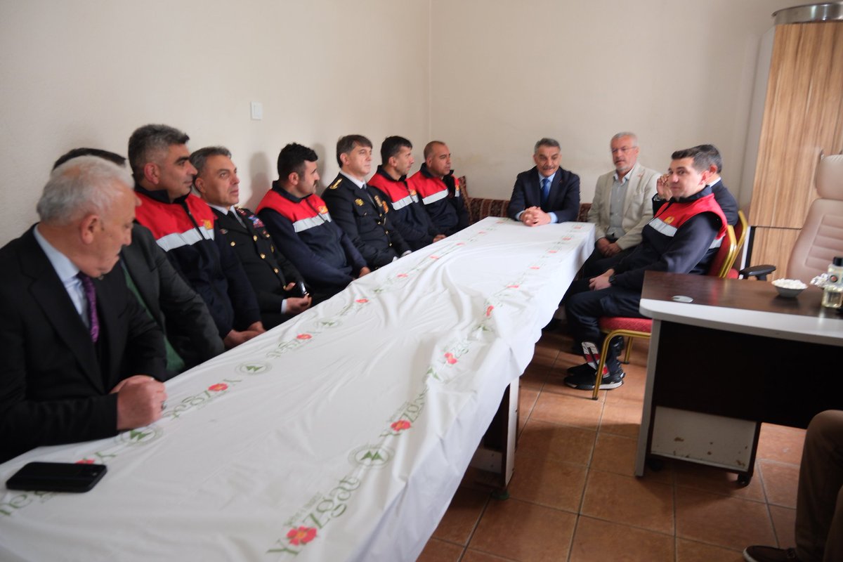 YozgatValiligi's tweet photo. Valimiz Mehmet Ali Özkan, Ramazan Bayramı'nda mesai başında olan Yozgat Belediyesi İtfaiye Müdürlüğü personelini ziyaret ederek bayramlarını kutladı.

Valimiz Özkan, itfaiye ekiplerimize çalışmalarında kolaylıklar diledi. https://t.co/IiGKyl57Jw