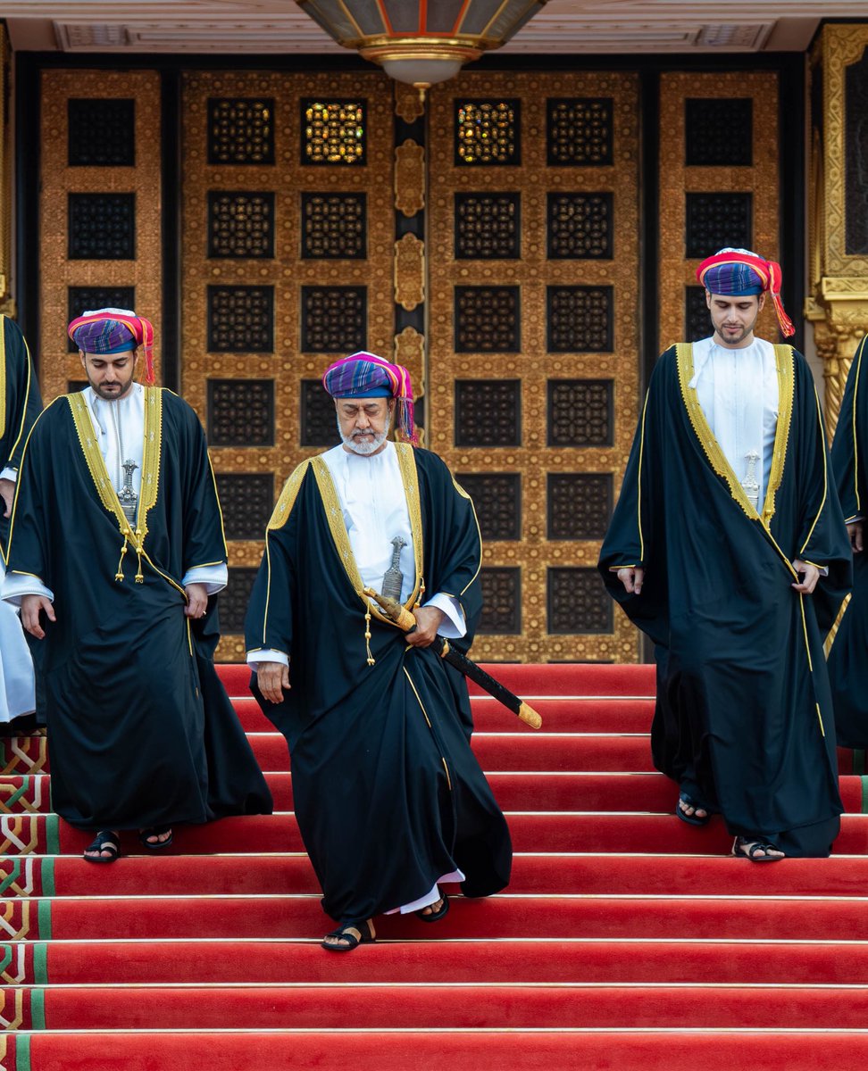 هذا #العيد يحمل دلالات وإشعارات سياسية . منهم من عيّد ومنهم حددّ.
يفهمها من هجّم 
ويتجاهلها من سّلم ..
للشعوب فرحه وللجيوب حاجه .
وخيرهم من جمع بين الخير وجنحّ للسّلم .عليكم بهمه الشباب ولا تتركوهم فهُم دروع للوطن .
 #عمان #السعوديه #اليمن