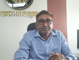 lokeshRlive's tweet image. सपाई को केवल बदनाम थे, अब भाजपाई भी कम नहीं! 
#Ghaziabad नगर निगम में तैनात PCS अधिकारी जंग बहादुर यादव ने अपनी जान माल की सुरक्षा की मांग की है। नगर आयुक्त को चिट्ठी लिखकर बीजेपी के पार्षद और कार्यकारिणी के उपाध्यक्ष प्रवीण चौधरी पर उनके दफ्तर में घुसकर धमकाने और दुर्व्यवहार