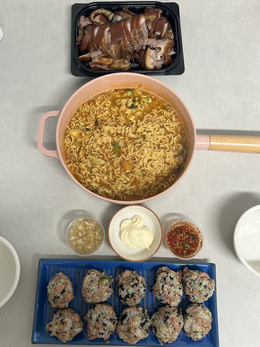 오늘 저녁은 족발, 무파마, 스팸땡초마요 주먹밥입니다
요즘 맨날 저녁 먹는 사진 올리는것 같은데, 저희 밥 잘해먹고 살지않나요?🙄 ㅋㅋㅋ